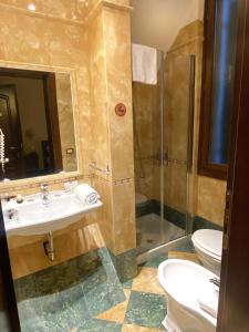 a bathroom with a sink and a shower and a toilet at Ca' Del Nobile in Venice