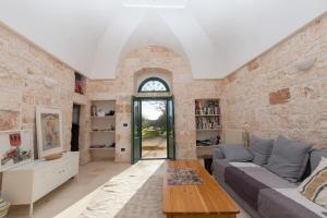 een woonkamer met een bank en een tafel bij Casa Amahoro in Ostuni