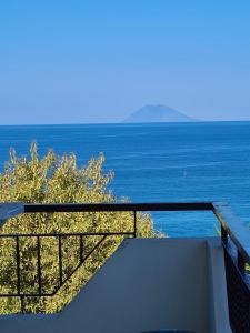 カーポ・ヴァチカーノにあるVilla Nausicaの海の景色を望むバルコニー