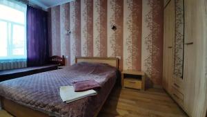 利達的住宿－La Zamka，一间卧室配有一张床,床上有毛巾