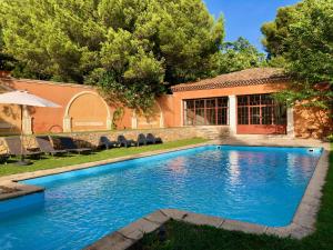 una piscina nel cortile di una casa di Le Pool House - Private Jacuzzi - Mas des Sous Bois a Ventabren
