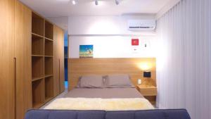 a bedroom with a large bed with a wooden headboard at Studio 818 no edf. TIME, Ponta Verde in Maceió +40 photos