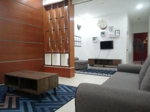 uma sala de estar com um sofá e uma mesa de centro em LEBOK HOMESTAY AIRPORT KUANTAN em Kuantan