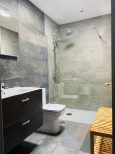 une salle de bain avec une douche, des toilettes et un lavabo dans l'établissement LC Bastian Marina Bungalow, à Costa Teguise