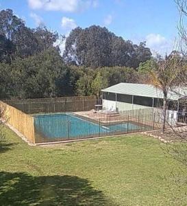 沃加沃加的住宿－阿隆維爾花園汽車旅館，院子中游泳池周围的围栏