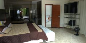 En eller flere senge i et værelse på GUARAJUBA LAKE MASTER