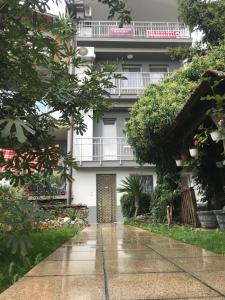 a building in the rain with a walkway at Venecia Plaza Struga in Struga