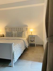 une chambre avec un lit et une table avec une lampe dans l'établissement LC Bastian Marina Bungalow, à Costa Teguise 33 autres photos