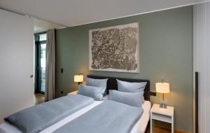 ein Schlafzimmer mit 2 Betten und einem Wandgemälde in der Unterkunft Waveboard Hotel & Boardinghouse in Potsdam
