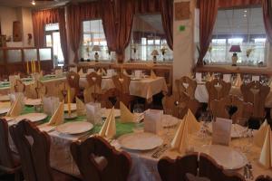 Reštaurácia alebo iné gastronomické zariadenie v ubytovaní Hotel Dominika