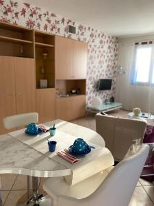ein Esszimmer mit einem Tisch und Stühlen sowie eine Küche in der Unterkunft The Loft E&E Open Space in Empoli