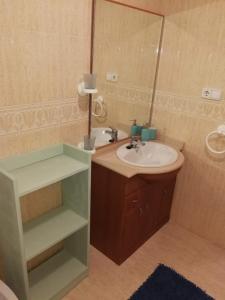 La salle de bains est pourvue d'un lavabo et d'un miroir. dans l'établissement Villa Teresitas, Casa Grande en Gran Alacant, à Gran Alacant