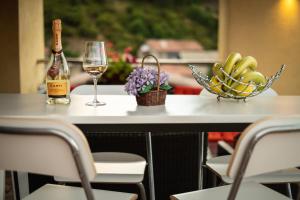 uma mesa com uma garrafa de vinho e um cesto de bananas em Sky Garden House em Velingrad