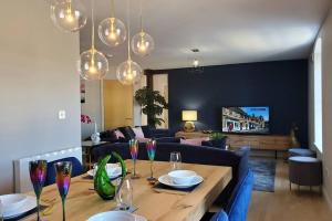 sala de estar con mesa de madera y copas de vino en The Riverside at Woodsmill Quay with parking, en York