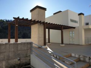 um edif�cio com um alpendre e uma cerca em Altavista Penthouse T2 na Covilh�