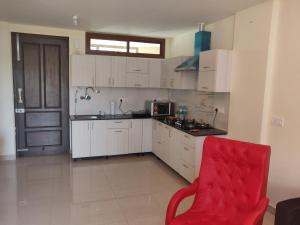 Kitchen o kitchenette sa 2BHK Furnished Apartment/Near Kasauli/Barog/Luv Fun & Adventure
