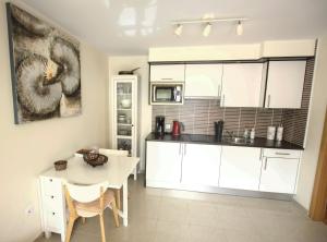 A kitchen or kitchenette at Book Jet - HIBISCUS BEACH FRONT