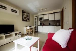 A television and/or entertainment centre at Book Jet - HIBISCUS BEACH FRONT