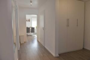 Fotografie z fotogalerie ubytování Helle, Ruhige, Moderne Wohnung, 5 min zu Fa GROB v destinaci Mindelheim