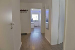 Fotografie z fotogalerie ubytování Helle, Ruhige, Moderne Wohnung, 5 min zu Fa GROB v destinaci Mindelheim