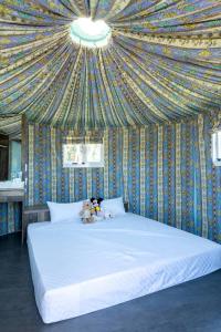 a bedroom with a bed with two teddy bears on it at 枋山六號 in Shizi