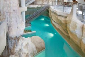 ブール・サン・モーリスにあるArc 1950 Superbe Duplex, 3 chambres, Vue Aiguille Rougeのテーマパークのウォータースライダー