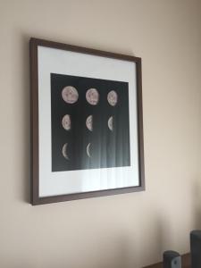 uma imagem da lua numa parede em A CASA DE TOXO em O Pino 