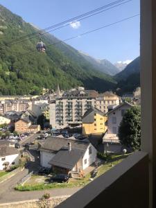 een uitzicht op een stad met een gondel die over een stad vliegt bij Appartement refait à neuf 40m2, Cauterets Centre in Cauterets