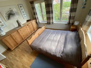 a bedroom with a large bed in a room at Kapiteinshuis Breskens in Breskens