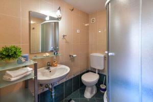 łazienka z umywalką, toaletą i prysznicem w obiekcie Apartments in Stara Baska - Insel Krk 34433 w mieście Stara Baška +26 zdjęć