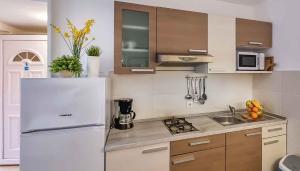 kuchnia z białą lodówką i zlewem w obiekcie Studio in Stara Baska/Insel Krk 34427 w mieście Stara Baška +11 zdjęć