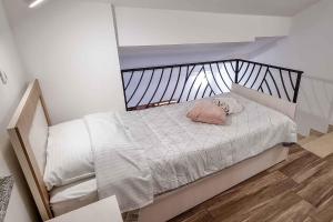 sypialnia z łóżkiem z poduszką w obiekcie Studio in Stara Baska/Insel Krk 34427 w mieście Stara Baška