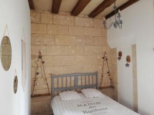 um quarto com uma cama numa parede de tijolos em Vieux Tours, Charmant T2 40m2, 4 pers, lumineux em Tours