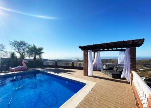 una piscina en una terraza con pérgola en Casa Buena Vista en Vélez-Málaga