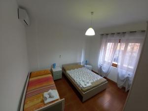 a bedroom with two bunk beds and a window at Appartamento il tulipano in Assemini
