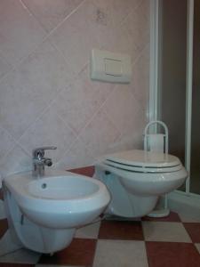 Apartment Kala في بونات: حمام مع مرحاض وشطاف