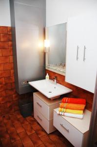 a bathroom with a sink and a mirror at Appartements Akzente in Treffen