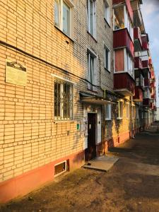 an empty street next to a brick building at Апартаменты Art House в центре Полоцка in Polatsk