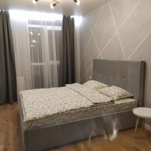 - une petite chambre avec un lit et une fenêtre dans l'établissement Avalon Aparts Two bedrooms, à Lviv