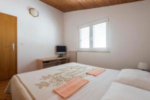 トゥラニにあるHoliday Home RB Santiniの白いベッドルーム(ベッド1台、窓付)
