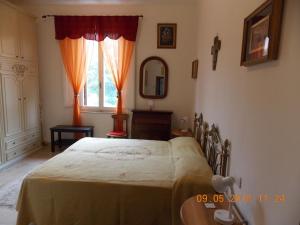 1 dormitorio con cama y ventana en Il Gatto Con Gli Stivali, en Florencia