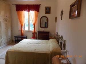 a bedroom with a bed and a window at Il Gatto Con Gli Stivali in Florence