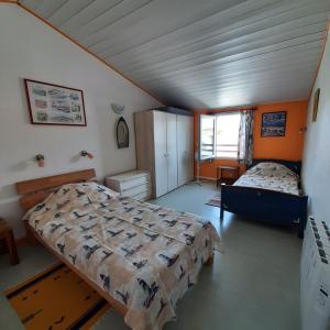 um quarto com duas camas num quarto em Ostréane-en-Ré em Rivedoux-Plage