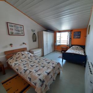 Un dormitorio con dos camas en una habitación. en Ostréane-en-Ré, en Rivedoux-Plage