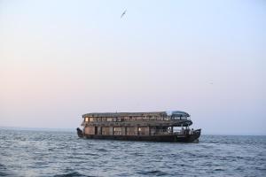 un barco en medio del agua en Sreekrishna Houseboat - VACCINATED STAFF, en Kumarakom