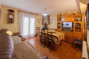 莫斯克魯埃拉的住宿－Casa Maria Jesus，客厅配有桌子和电视