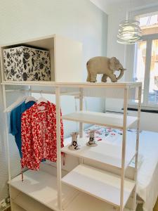 un elefante de juguete en un estante en una habitación en Marseille 6ème Vauban élégant T3 6 couchages 2 chambres, en Marsella