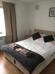 ein Schlafzimmer mit einem Bett mit Handtüchern darauf in der Unterkunft Lorin Prestige Apartament in Elblag