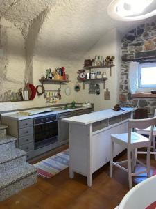 cocina con fogones y encimera en Appartamento immerso nel cuore del parco dell Adamello, en Cimbergo