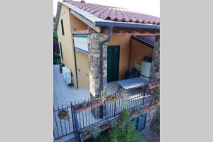 - une vue sur une maison avec une clôture dans l'établissement Casa Mary, à Santo Stefano al Mare